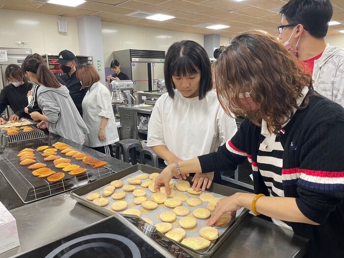 圖說：中信科大特教生參與「特教生烘焙研習」學習蛋糕點心的製作。(圖/中信科技大學提供)